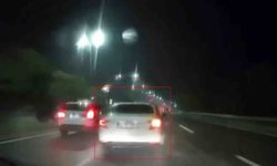 ISLAK YOLDA MAKAS ATAN SÜRÜCÜ KAMERAYA YANSIDI