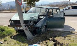 OTOMOBİL AYDINLATMA DİREĞİNE ÇARPTI