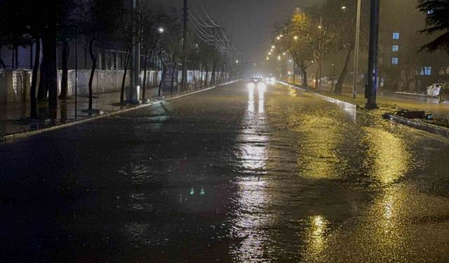 ELAZIĞ’DA SAĞANAK ETKİLİ OLDU, YOLLAR GÖLE DÖNDÜ!