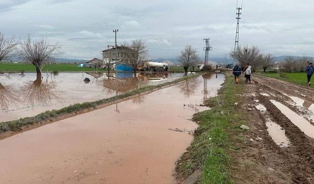 ELAZIĞ’DA SAĞANAK SONRASI EVLER VE TARIM ARAZİLERİ SULAR ALTINDA KALDI!