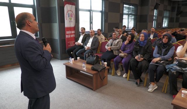 ‘YÜREĞE DOKUNAN ÖĞRETMEN’DEN KONFERANS