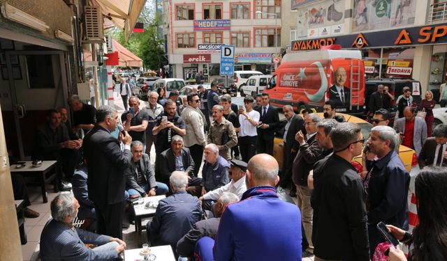 EROL, SEÇMENLERLE BULUŞMAKTAN YORULMUYOR!