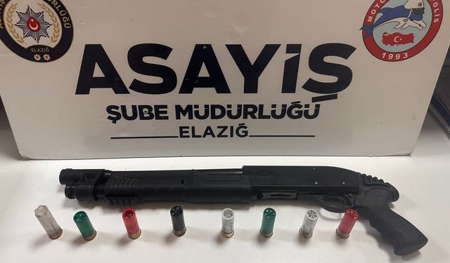 ELAZIĞ’DA ŞÜPHELİ ŞAHISLARIN ÜZERİNDEN ÇIKAN TÜFEK VE SİLAHLARA EL KONDU 