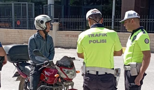 ELAZIĞ’DA OKUL ÖNLERİNDE DENETİM SÜRÜYOR