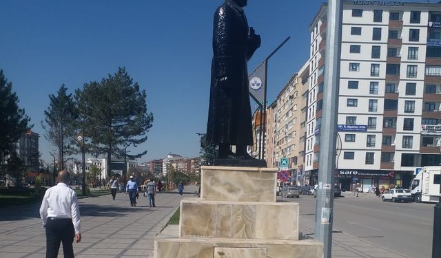 ATATÜRK HEYKELİNE VİŞNE MERMERİ ÖNERİSİ!