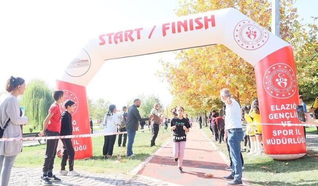 ELAZIĞ’DA CUMHURİYET’İN YÜZÜNCÜ YAŞI İÇİN KOŞTULAR!