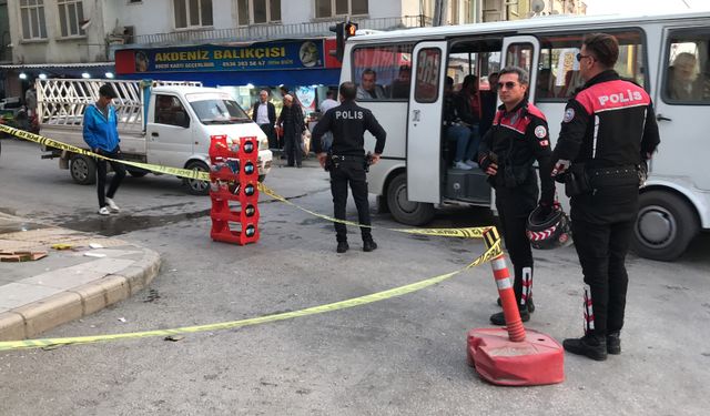 CADDEDE YÜRÜRKEN SİLAHLI SALDIRIYA UĞRAYAN 2 KİŞİ YARALANDI 