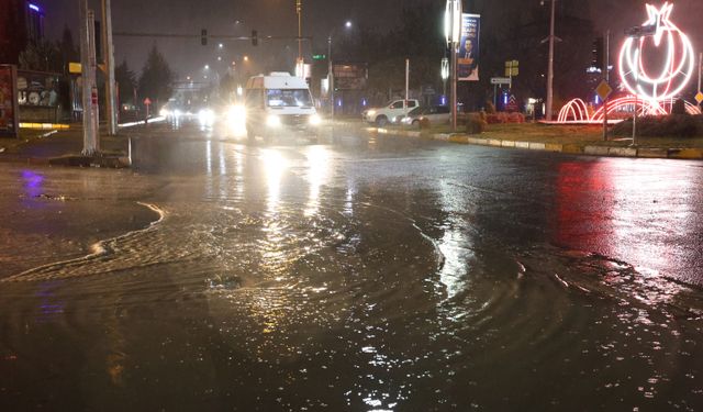 ELAZIĞ’DA SAĞANAK YAĞIŞ HAYATI FELÇ ETTİ! 
