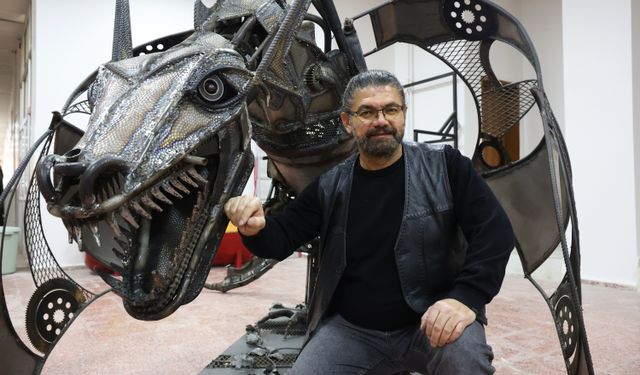 METALİ SANATA ÇEVİREN ‘DEMİR ADAM’DAN YARIM TONLUK EJDERHA HEYKELİ 