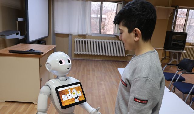 OTİZMLİ ÇOCUKLAR İNSANSI ROBOT 'PEPPER' İLE ÖĞRENECEK