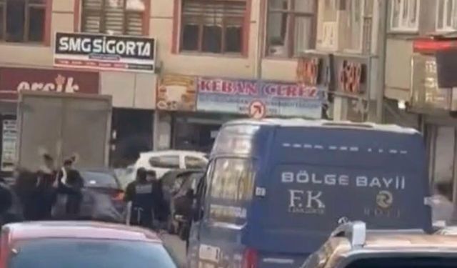 CADDE ORTASINDA TAŞLI SOPALI KAVGA: 1 YARALI