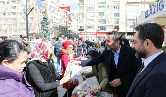 BAŞKAN ŞERİFOĞULLARI, 8 MART DÜNYA KADINLAR GÜNÜ'NÜ KARANFİL DAĞITARAK KUTLADI