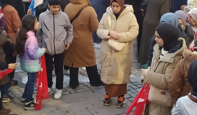 TÜRK BAYRAĞINI ÖNÜNE BIRAKIP MİTİNG ALANINDA NAMAZ KILDI