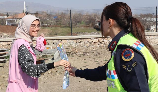 JANDARMA EKİPLERİ KADINLARI UNUTMADI