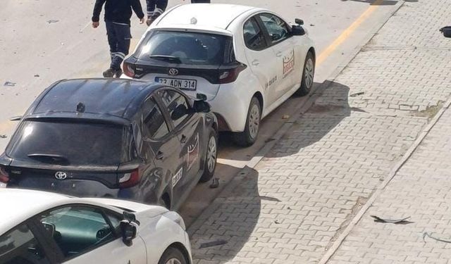 ELAZIĞ’DA PİKAP PARK HALİNDEKİ 3 ARACA ÇARPTI: 1 YARALI