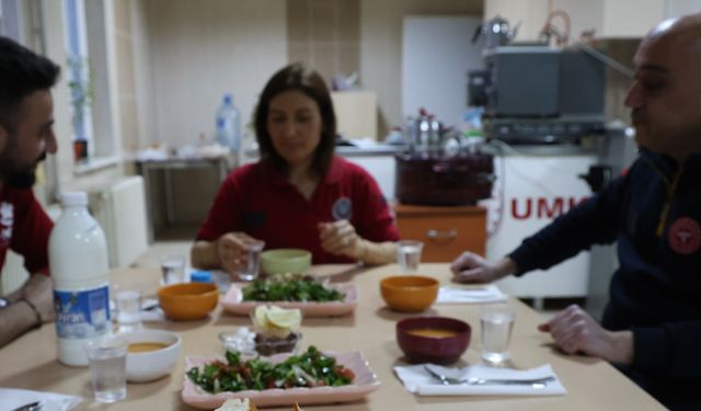 SAĞLIK ÇALIŞANLARI İLK İFTARLARINI GÖREV BAŞINDA YAPTI