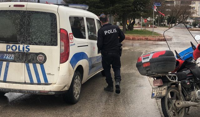 ELAZIĞ’DA MOTOSİKLET DEVRİLDİ: 2 YARALI