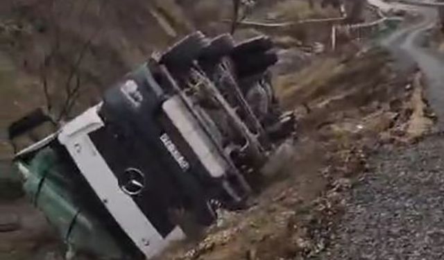 ELAZIĞ'DA YOL ÇÖKTÜ, BETON MİKSERİ YAN YATTI