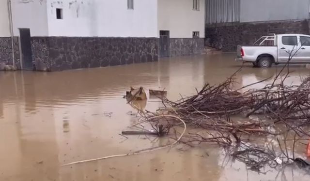 ELAZIĞ’DA SAĞANAK YAĞIŞ HAYATI FELÇ ETTİ