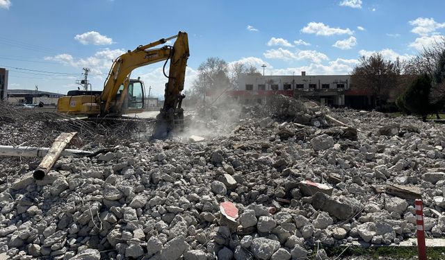 ESKİ ŞEHİRLERARASI OTOBÜS TERMİNALİ YIKILIYOR