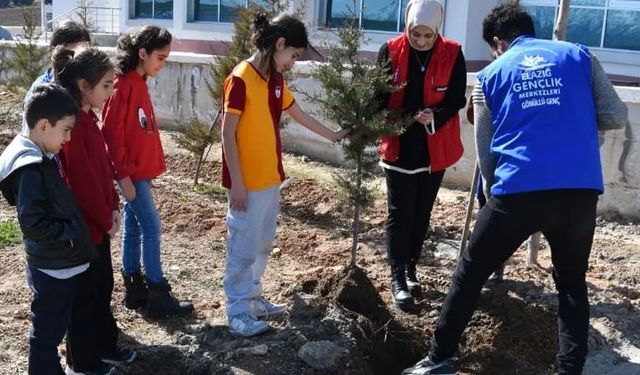 ELAZIĞ’DA ÖĞRENCİLER FİDANLARI TOPRAK İLE BULUŞTURDU