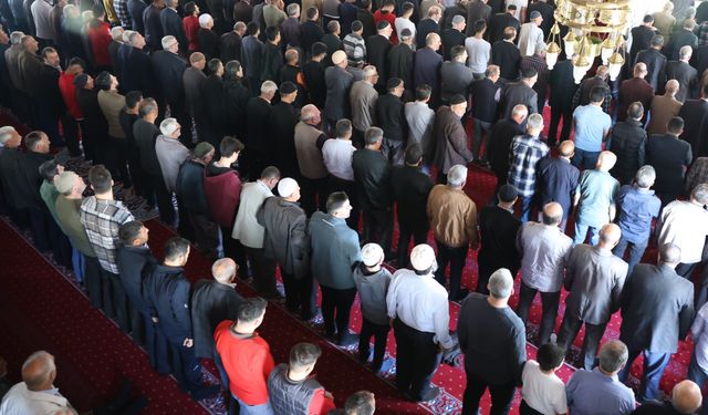 ELAZIĞ’DA RAMAZAN AYININ SON CUMA NAMAZI KILINDI