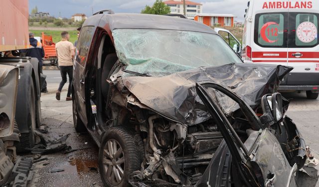 TİCARİ ARAÇ, TEMİZLİK KAMYONUNA ÇARPTI: 5 YARALI