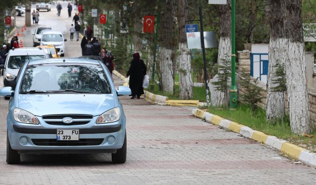 ELAZIĞ’DA VATANDAŞLAR MEZARLIKLARA AKIN ETTİ