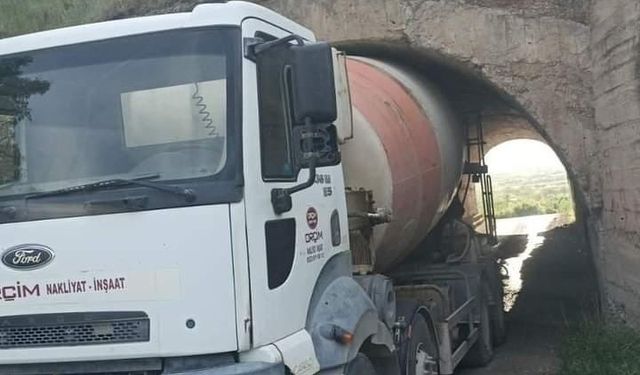 BETON MİKSERİ KÖPRÜYE SIKIŞTI