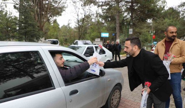 ELAZIĞ BELEDİYESİ, MEZARLIĞA GELEN VATANDAŞLARA İKRAMDA BULUNDU