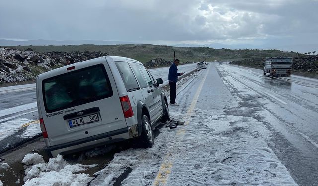 DOLU YAĞIŞI KAZALARA NEDEN OLDU, SÜRÜCÜLER ZOR ANLAR YAŞADI