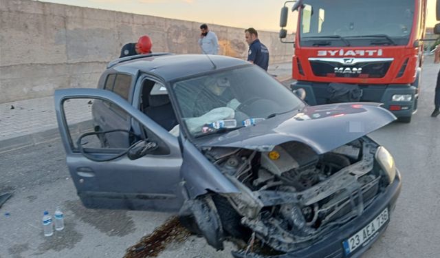 ELAZIĞ’DA OTOMOBİL DUVARA ÇARPTI: 2 YARALI