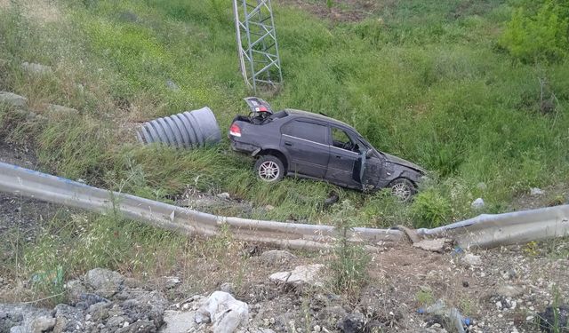 ELAZIĞ’DA OTOMOBİL ŞARAMPOLE UÇTU: 2 YARALI