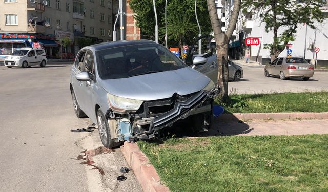 ELAZIĞ’DA OTOMOBİL REFÜJE ÇIKTI