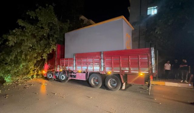 ELAZIĞ’DA TRAFO KULÜBESİ YÜKLÜ TIR AĞACI DEVİRDİ: 1 YARALI