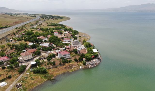 GÖRENLERİN HAYRAN KALDIĞI KÖY YAĞIŞLARLA ESKİ GÜZELLİĞİNE KAVUŞTU