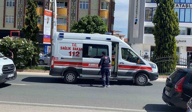 YOLUN KARŞISINA GEÇMEK İSTEYEN YAYAYA ARAÇ ÇARPTI: 1 YARALI