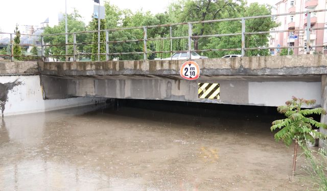 ELAZIĞ’DA HER YAĞIŞ SONRASI AYNI MANZARA!