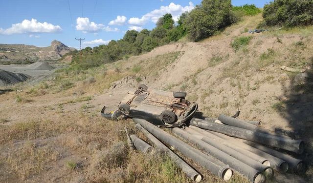 ELAZIĞ’DA OTOMOBİL ŞARAMPOLE YUVARLANDI: 1 ÖLÜ, 6 YARALI