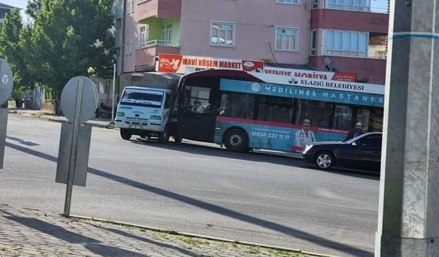 ELAZIĞ'DA HALK OTOBÜSÜ İLE PİKAP ÇARPIŞTI: 9 YARALI