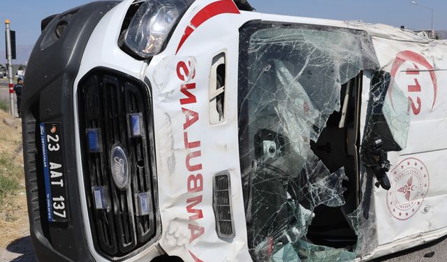 ELAZIĞ'DA AMBULANS TAKLA ATTI: 5 YARALI