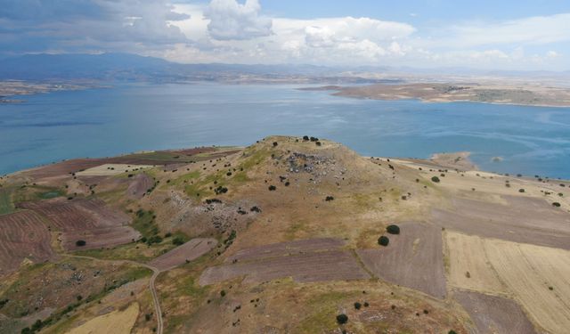 MANZARASI İLE DİKKAT ÇEKEN HÖYÜK