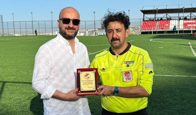 ELAZIĞ FUTBOLUNDA JÜBİLE YAPAN İKİ HAKEME PLAKET TAKDİMİ