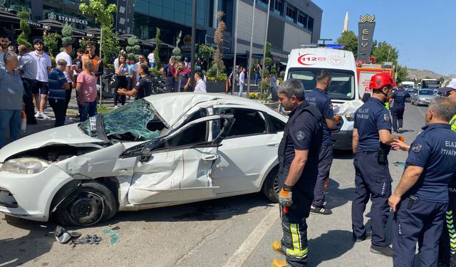 ELAZIĞ’DA OTOMOBİL TIRA ÇARPTI: 3 YARALI