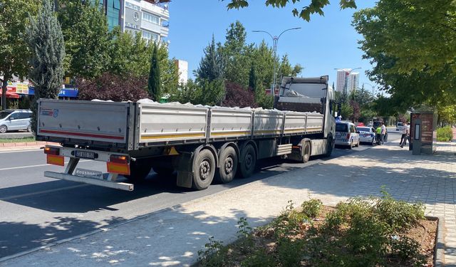 ELAZIĞ’DA TIR İLE OTOMOBİL ÇARPIŞTI: 1 YARALI