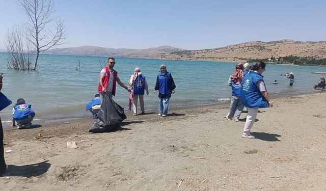 HAZAR GÖLÜ ÇÖPTEN GEÇİLMİYOR, GENÇLER ÇÖP TEMİZLİYOR!