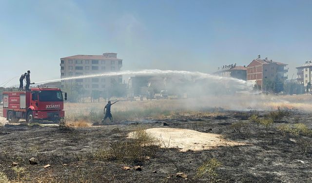 ELAZIĞ'DA MAHALLE ARASINDA ÇIKAN OT YANGINI SÖNDÜRÜLDÜ