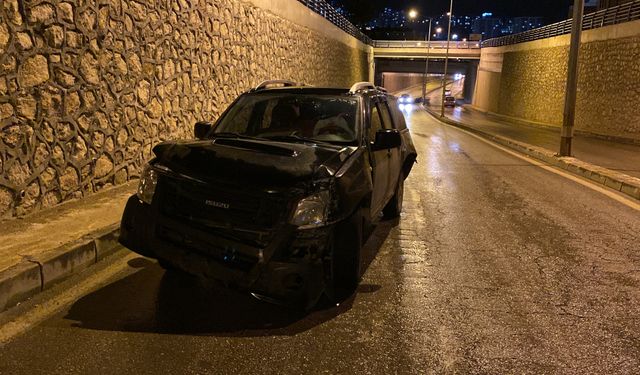 ELAZIĞ’DA OTOMOBİL DUVARA ÇARPTI: 2 YARALI