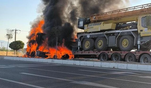 ELAZIĞ’DA İŞ MAKİNESİ YÜKLÜ TIR, ALEV TOPUNA DÖNDÜ