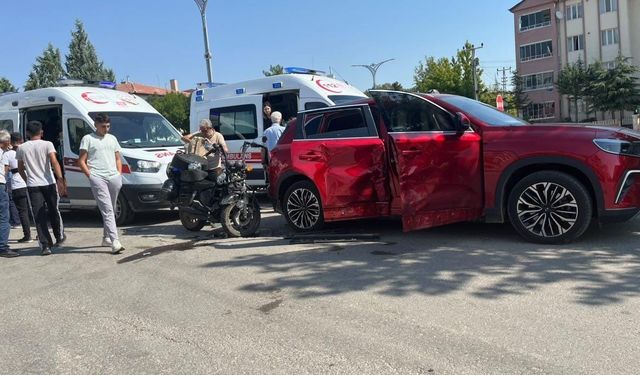 ELAZIĞ'DA MOTOSİKLET İLE TOGG'UN ÇARPIŞMASI SONUCU 2 KİŞİ YARALANDI.